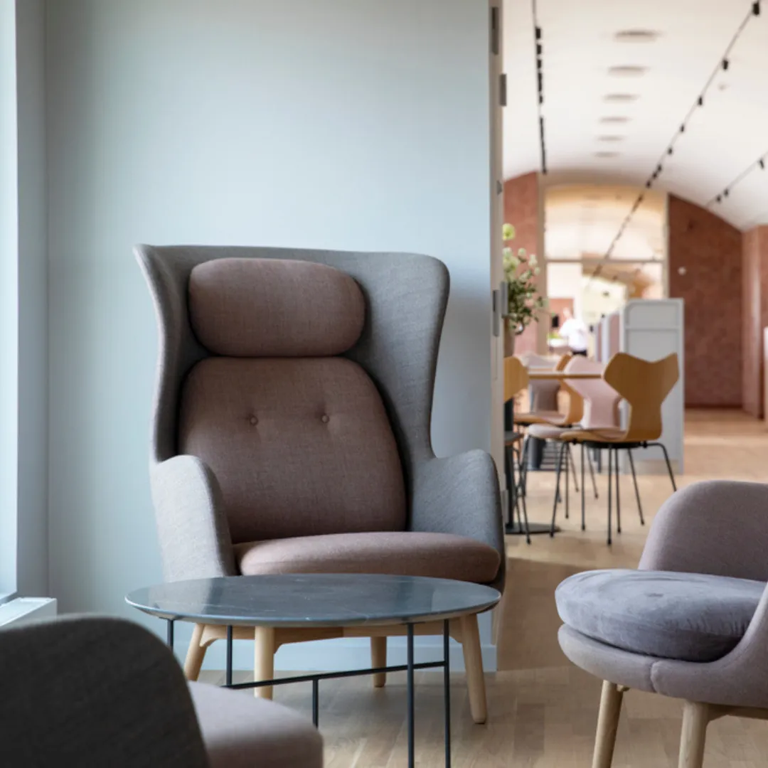 Ro Lounge Chair - Oak Base